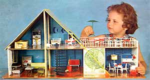 Kind met Okwa poppenhuis / Child with Okwa dollshouse