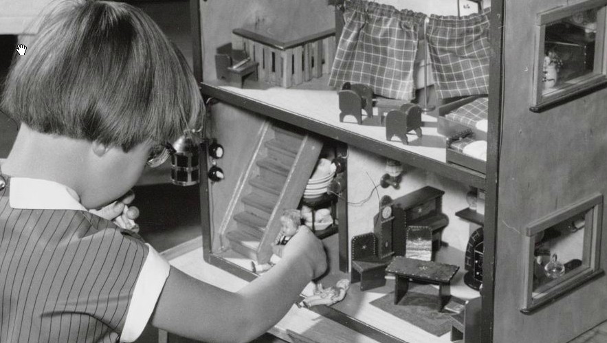 Prinses Marijke speelt met poppenhuis